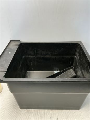 1 PATTE MANQUANTE - Cuve utilitaire noire 24.5 x 18 po