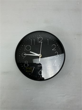 Horloge à quartz noire et argentée