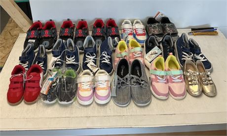 Lot de 32 paires de souliers ENFANTS