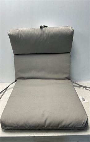 Coussin à dossier haut gris 22 x 44 po