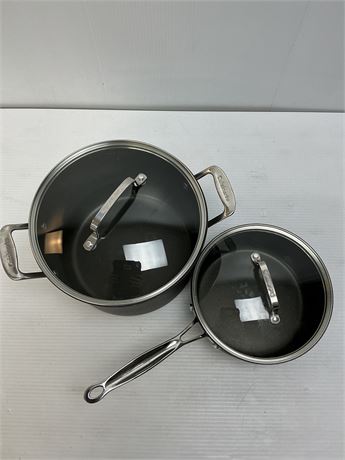 1 poêle à parois hautes et 1 grande casserole
