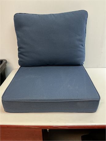 Coussin chaise ext. bleu foncé 24 x 24 po