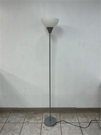Lampadaire métal argent 71 po avec abat-jour 10 po