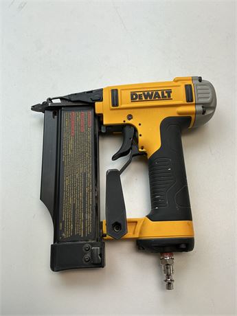 Cloueuse DeWalt