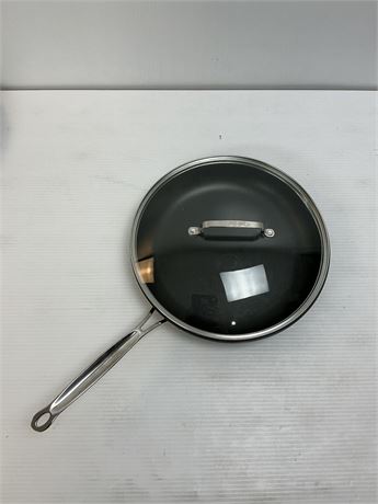 Grande casserole avec couvercle
