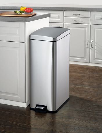 Poubelle inox Hometrends 40 L à pédale bosse sur le dessus