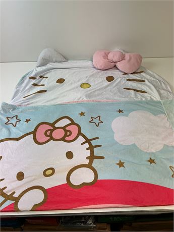 Couverture Hello Kitty avec pochette style sac de couchage