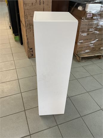 Meubles blancs avec étagères