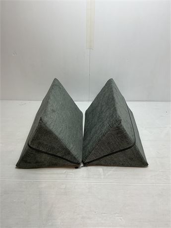 2 - oreillers triangle mousse gris