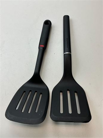 2 spatules OXO et KitchenAid