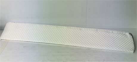 Oreiller triangle 60 x 10 x 4 po