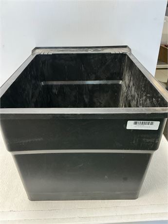 1 PATTE MANQUANTE - Cuve utilitaire noire 24.5 x 18 po