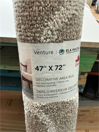 Tapis décoratif 47 x 72 po beige
