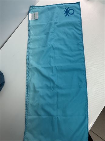 Chemin de table bleu BENETTON