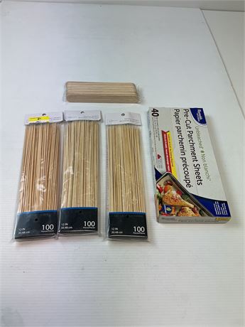 Ensemble cuisine : brochettes bambou et papier parchemin – 5 pcs